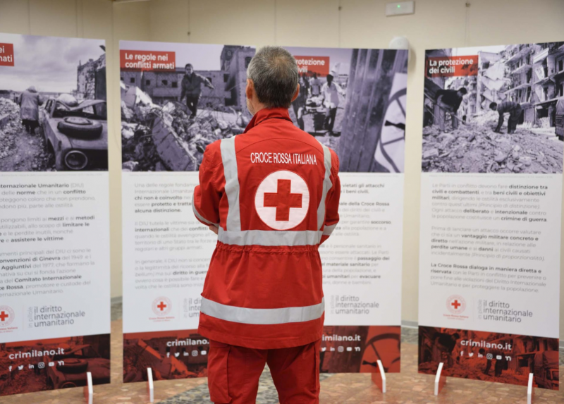 Un operatore della Cri e la mostra “Anche le guerre hanno delle regole”