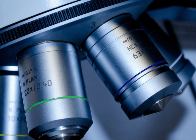Microscopio in laboratorio