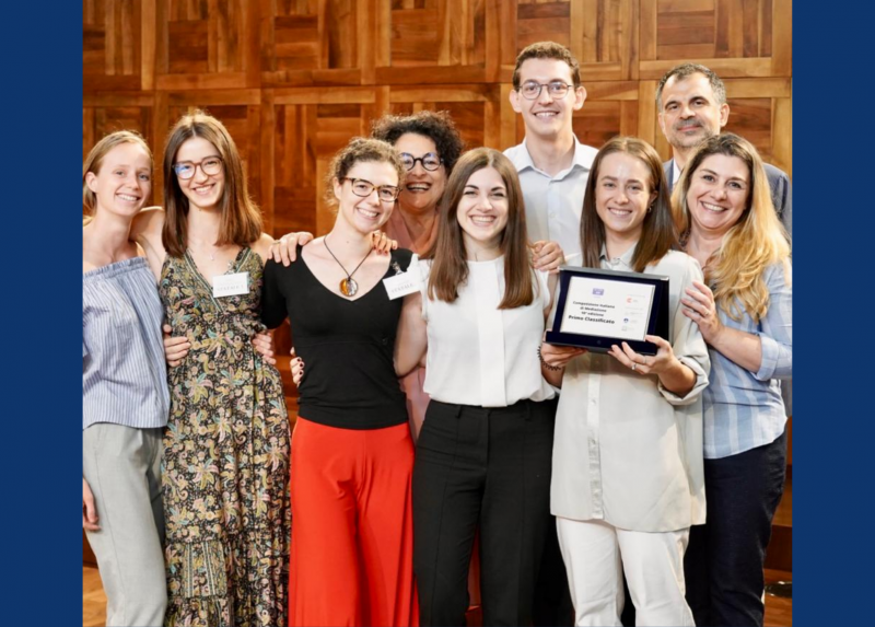 Al centro della foto le studentesse Gaia Tripepi, Sonia Sforza, Elisa Porzani; alle loro spalle il professor Luigi Cominelli, docentre di Negoziazione e Mediazione