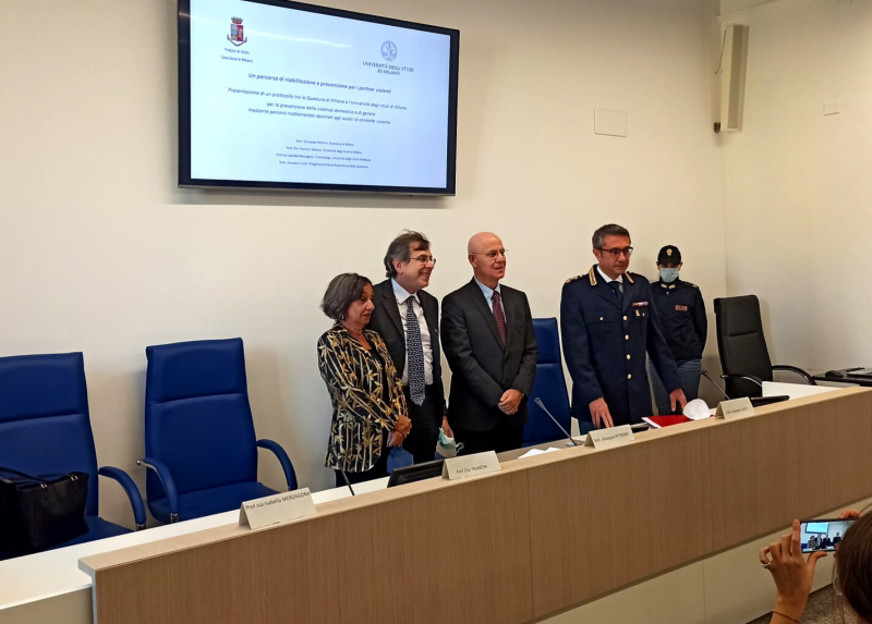 La presentazione del Protocollo in Questura con la professoressa Isabella Merzagora, il rettore Elio Franzini, il questore Giuseppe Petronzi, Giovanni Cuciti, Primo Dirigente Polizia di Stato