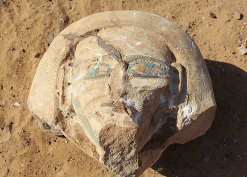 Testa dipinta del coperchio di un sarcofago in pietra rinvenuto durante il survey della necropoli dell’Aga Khan