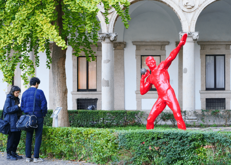 La statua realizzata dall'artista senegalese Diadji Diop per rappresentare la sfida alla pandemia nell'ambito della campagna #WhoWeAre della Commissione europea
