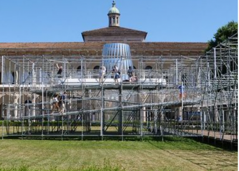 L'installazione di Interni nel Cortile d'Onore della Statale che ospiterà l'evento del 13 giugno