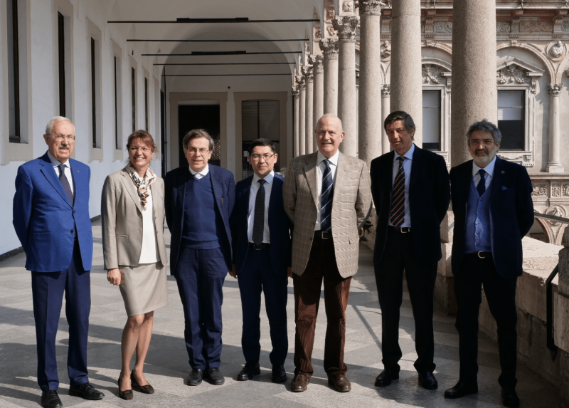 La foto in occasione dell'accordo con il rettore Elio Franzini, il Consigliere dell'Ambasciata dell'Uzbekistan in Italia, Nuriddin Kushnazarov, Giorgio Veronesi, Presidente della Camera di Commercio Italia – Uzbekistan