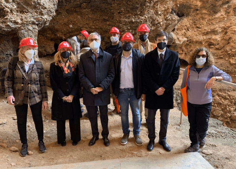 La visita ai Balzi Rossi con le autorità del Principato di Monaco, la prorettrice della Statale Maria Pia Abbracchio e i geoarcheologi dell'Ateneo