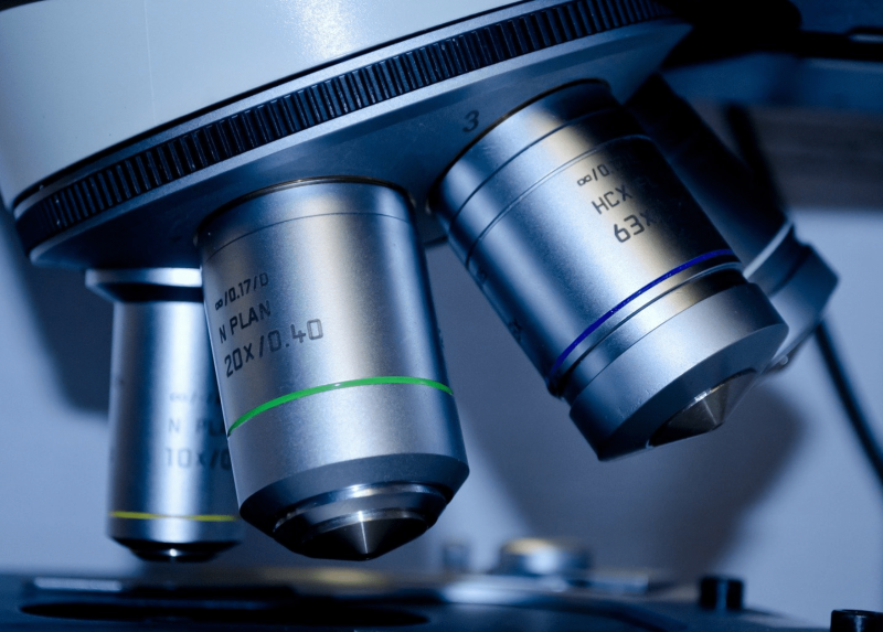 Microscopio in un laboratorio