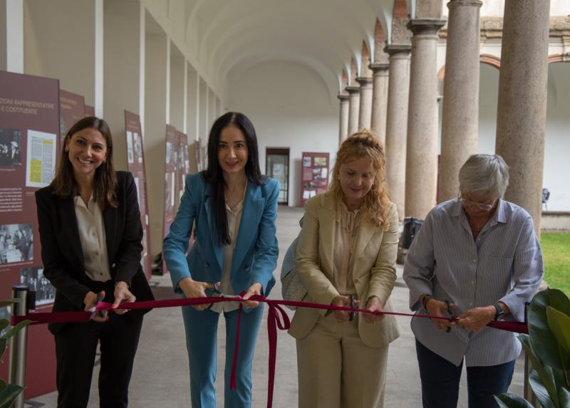 Il taglio del nastro per l'inaugurazione della mostra con Anna Ascani, vicepresidente della Camera, la rettrice Marina Brambilla, la professoressa Michela Minesso ed Elena Lattuada, delegata del sindaco per le Pari Opportunità