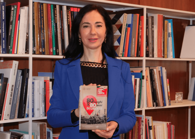 La rettrice Marina Brambilla con la mappa "80 Luoghi X 80 anni di Libertà"