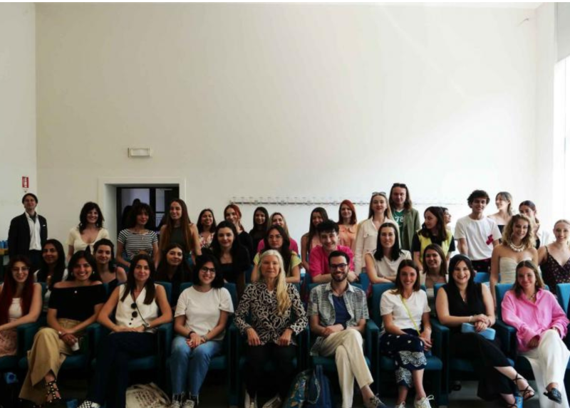 La professoressa Emanuela Scarpellini con un gruppo di studenti e studentesse  