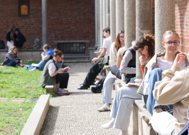 Studenti e studentesse nei chiostri della Statale