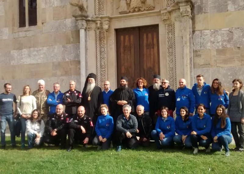 Il gruppo al completo di fronte al monastero di Dečani