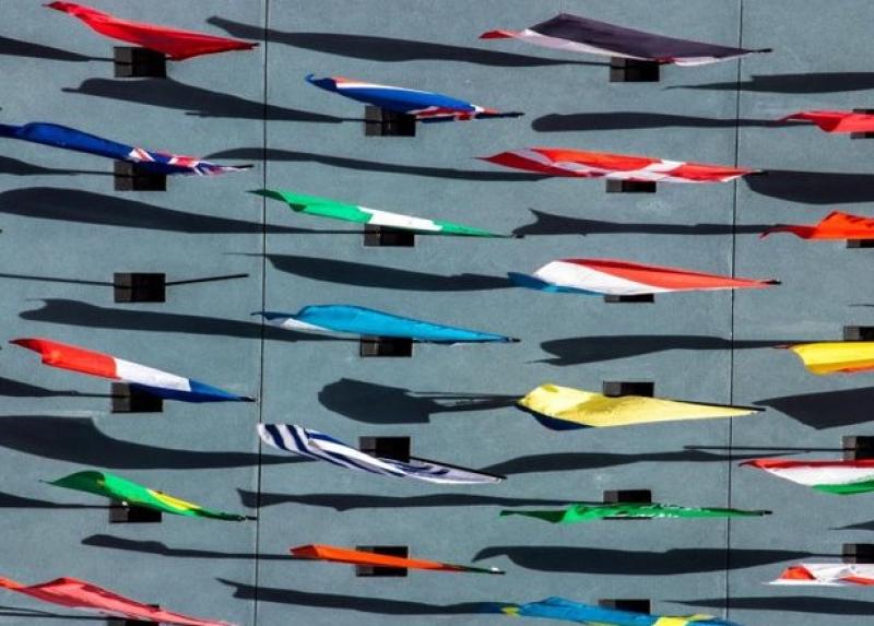 Gruppo di bandiere di paesi nel mondo