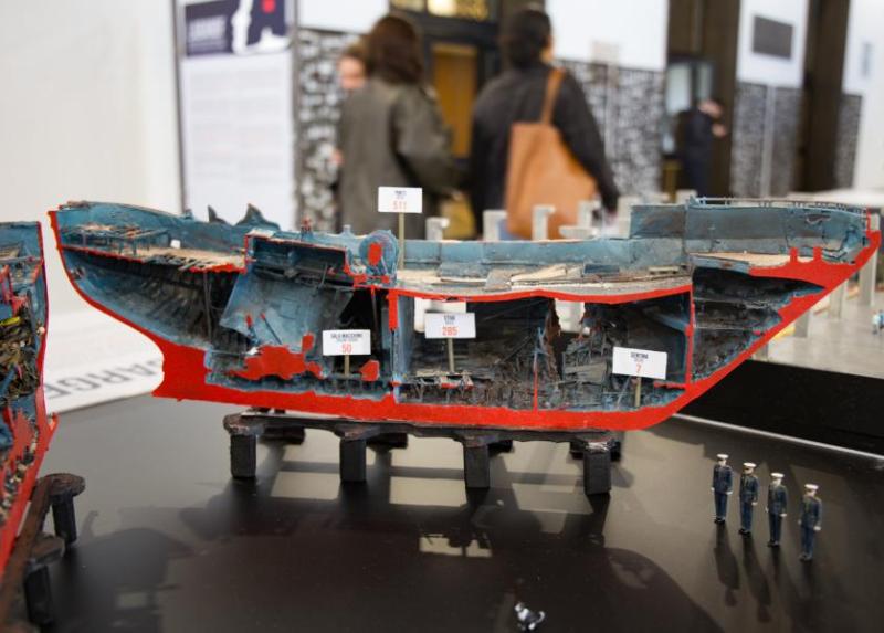 Una sezione del barcone nella mostra in Aula Magna
