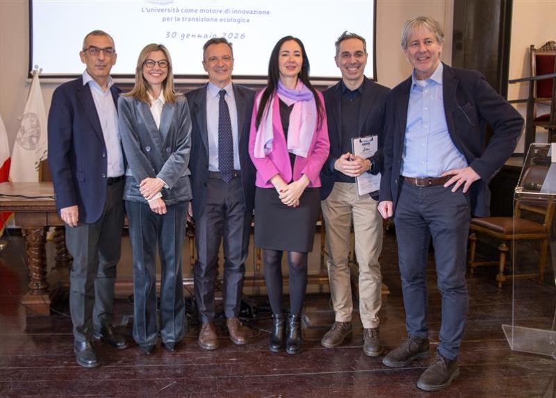 La presentazione del Bilancio di Sostenibilità con Emilio De Vita, direttore dell'Area Ambiente e tutela del territorio, Maria Chiara Gadda, vicepresidente della XIII commissione Agricoltura della Camera dei Deputati, il prorettore Alessandro Banterle, la rettrice Marina Brambilla, il giornalista Filippo Solibello, Martin Kater, delegato per la Conservazione e Valorizzazione degli Orti Botanici e Musei