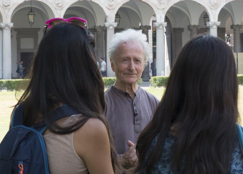 Icaro nel prato del Cortile d'Onore con gli studenti