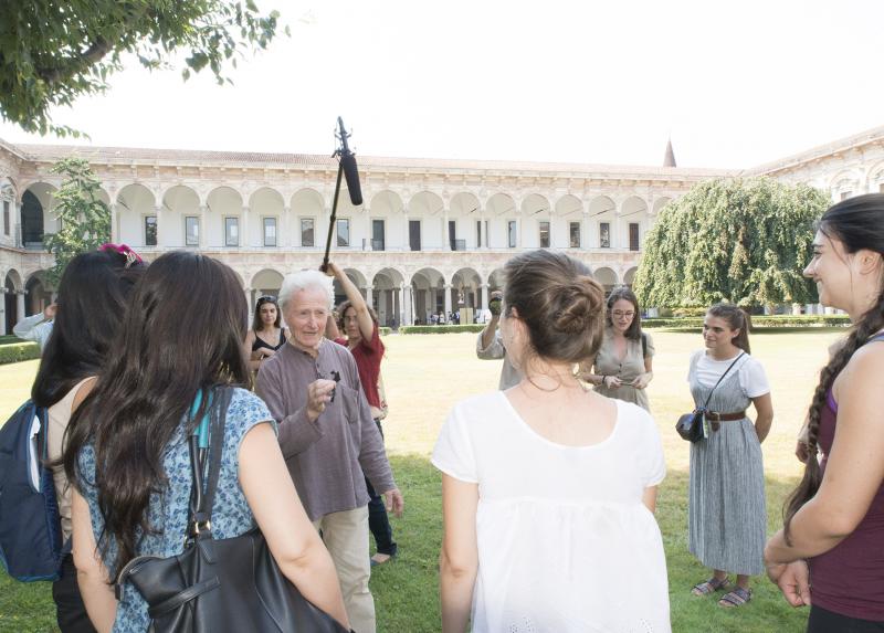 Icaro nel prato durante l'incontro con gli studenti
