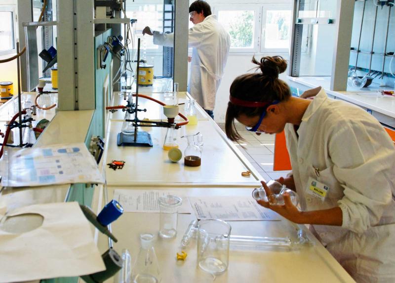 In laboratorio di Chimica in via Golgi