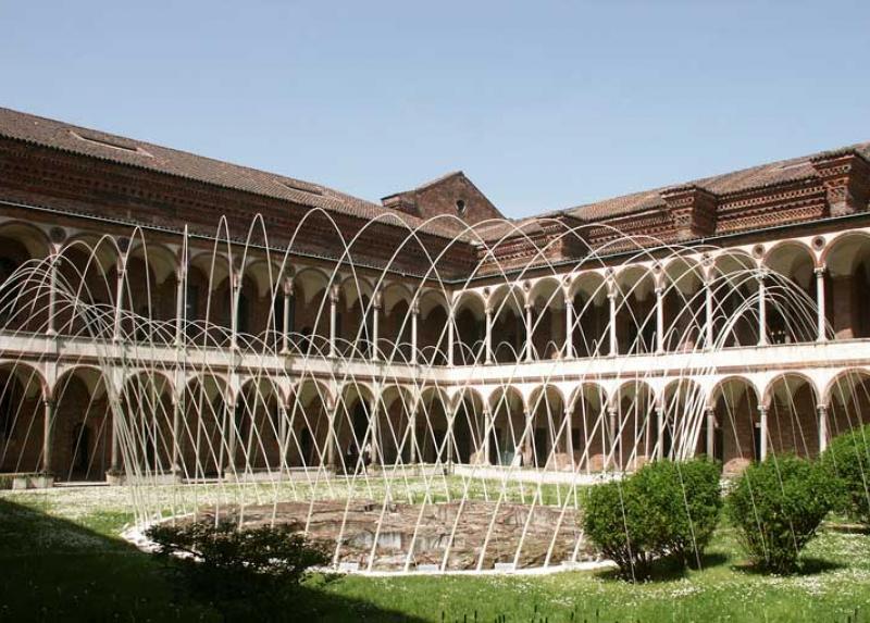 Installazione di Gwena El Nìcolas nel Cortile Bagni