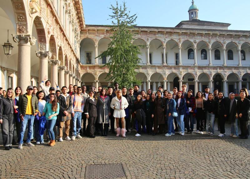 L'International Welcome Day alla Statale: un gruppo di studenti e studentesse con la prorettrice all'Internazionalizzazione Paola Catenaccio.