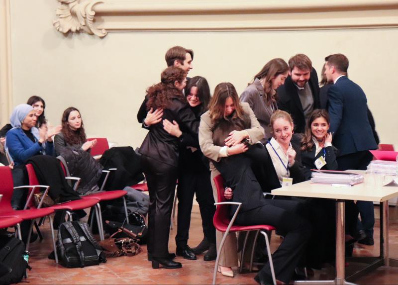 La squadra dell’Università Statale di Milano che ha vinto la Jessup Moot Court Competition 2025 festeggia il risultato ottenuto