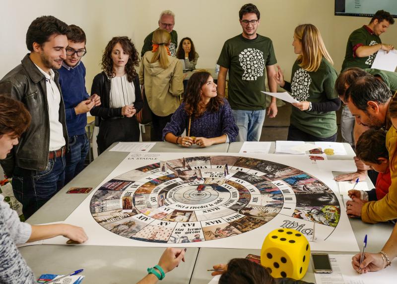 Al tavolo dello stand "Stai fermo un girone" della Statale