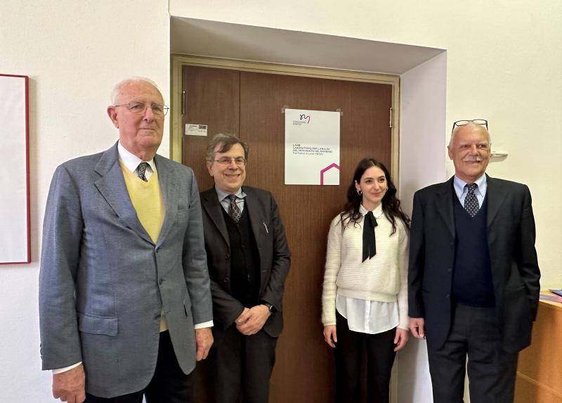 Un momento dell'inaugurazione della targa alla presenza di Paolo Cavallari, docente di Fisiologia umana della Statale e direttore del Laboratorio, del presidente di Fondazione Mariani, Lodovico Barassi, e del rettore della Statale, Elio Franzini