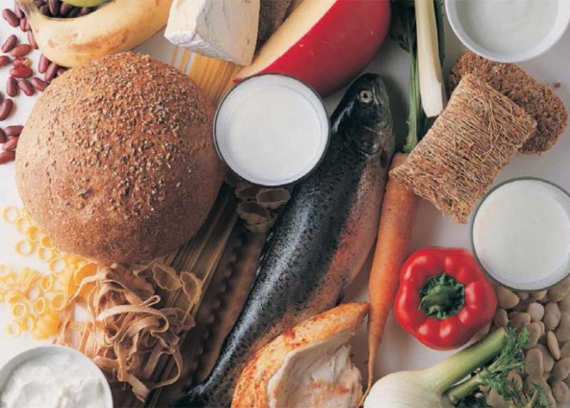 Tavolo imbandito di cibo