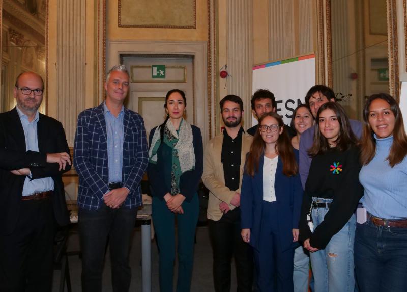 Marina Brambilla, rettrice dell'Università Statale, con i rappresentanti ESN Milano Statale e studenti dell'Università Statale di Milano.