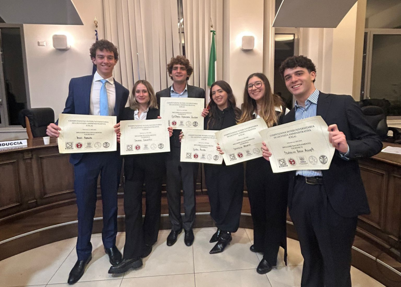 Federico Accogli, Isabelle Consolini, Veronica Martini, Giulia Panella, Dario Paparelle e Gilberto Sagramoso-Sacchetti, vincitori del Premio per il Miglior Ragionamento Giuridico