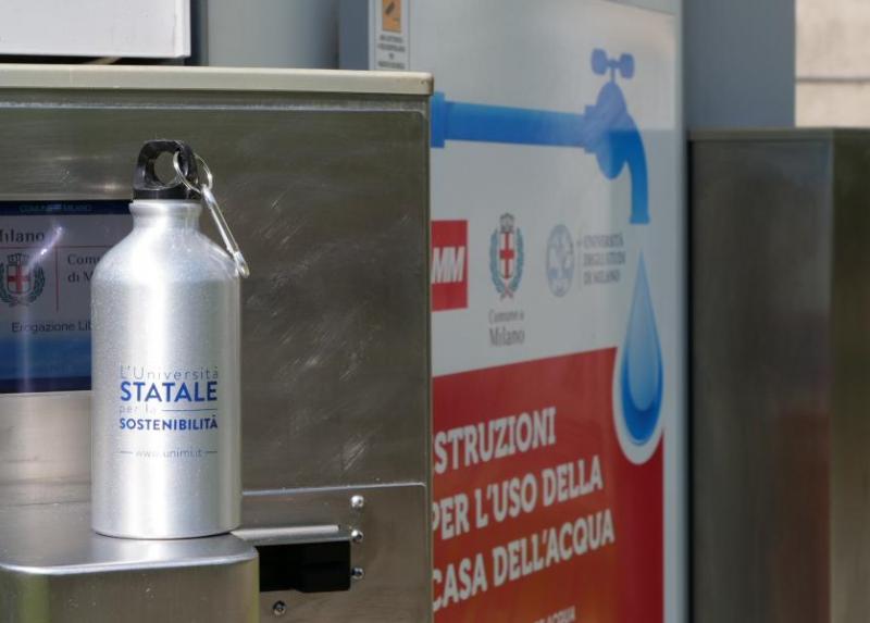 Una borraccia della Statale alla casetta dell'acqua "Primo Levi" in via Santa Sofia