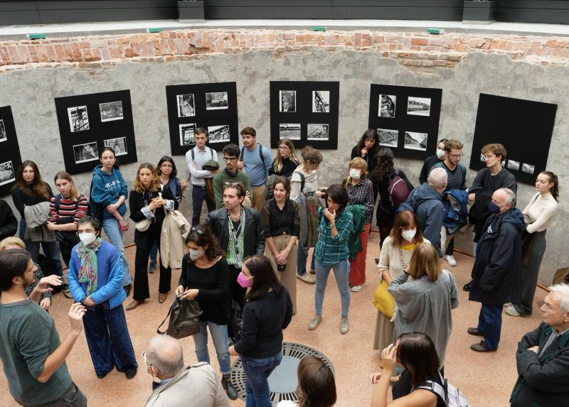 L'inaugurazione della mostra nella Ghiacciaia, all'interno della Biblioteca di Filosofia