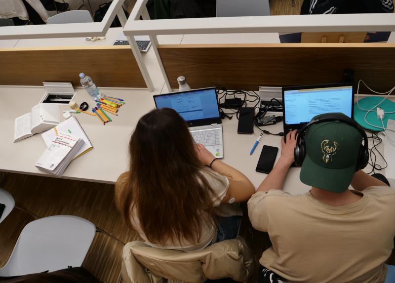 Studenti in biblioteca