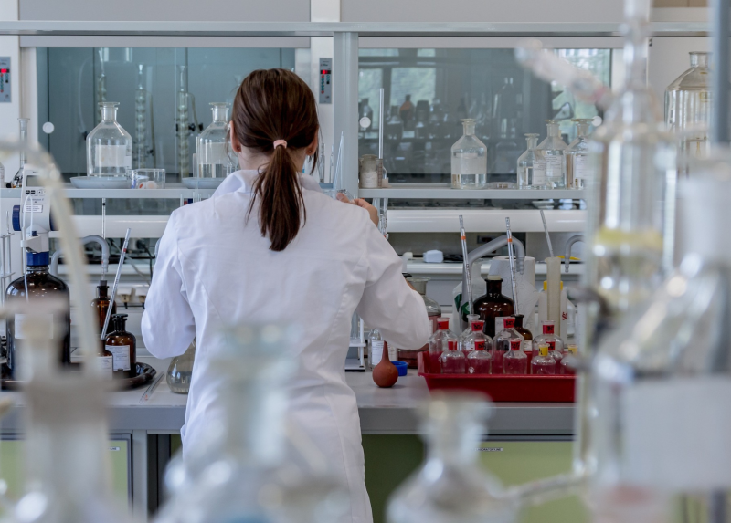 Immagine di laboratorio tratta da Pixabay di Jarmoluk.