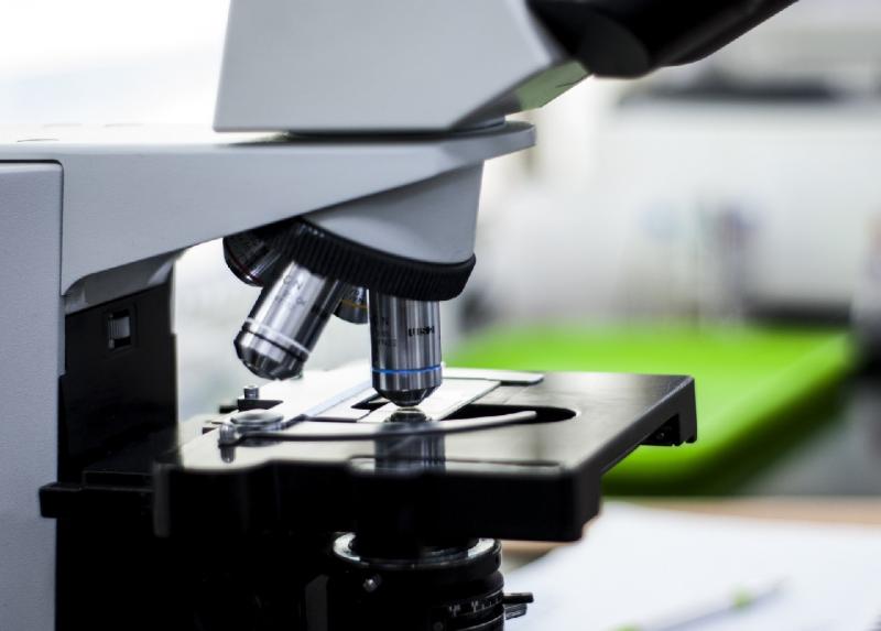 Un microscopio in laboratorio