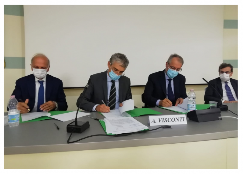 La firma del protocollo all'Ospedale Buzzi alla presenza del prof. Gian Vincenzo Zuccotti e del rettore Elio Franzini