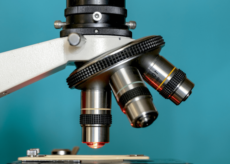 Un microscopio in laboratorio