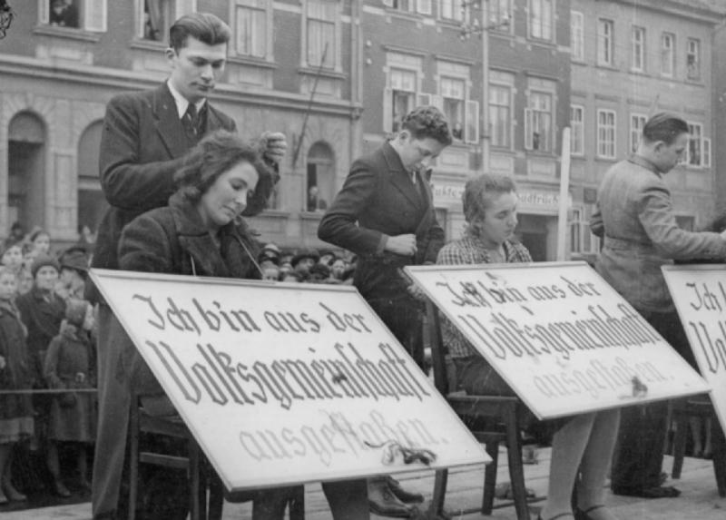 Un'immagine di donne nella Germia nazista tratta dalla locandina dell'incontro