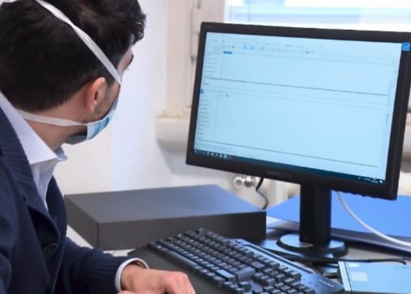 Uno degli specializzandi al lavoro al Centro dimessi Covid