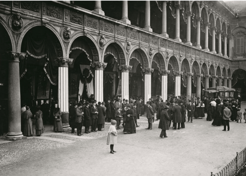 Un'immagine storica della Festa del Perdono nel cortile della Ca' Granda dal sito policlinico.mi.it