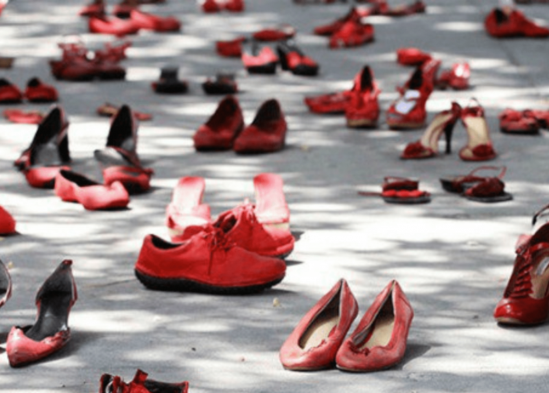 Le scarpe rosse diventate simbolo di denuncia della violenza di genere