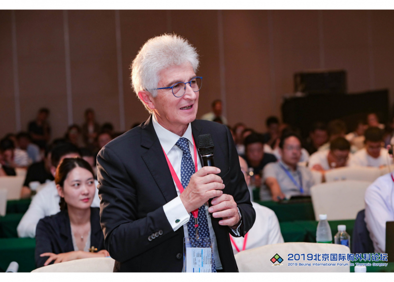 Mario Nosotti a un convegno in Cina dove incontrò il chirurgo Jing-Yu Chen