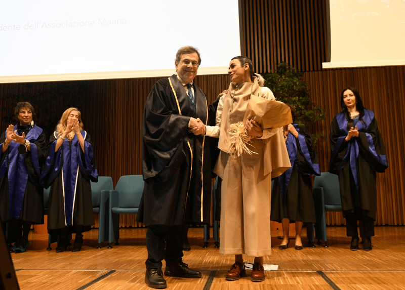 Il rettore Elio Franzini con Rayhane Tabrizi, l'attivista iraniana che ha tenuto la prolusione alla cerimonia di inaugurazione dell'anno accademico 2022-2023 - Foto di Marco Riva