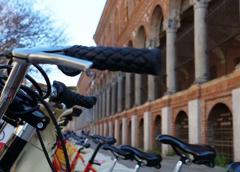 Bici del servizio bikemi fuori dall'Ateneo