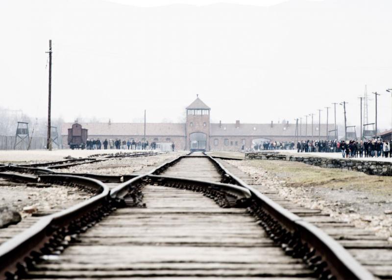 Un'immagine della locandina di Promemoria Auschwitz