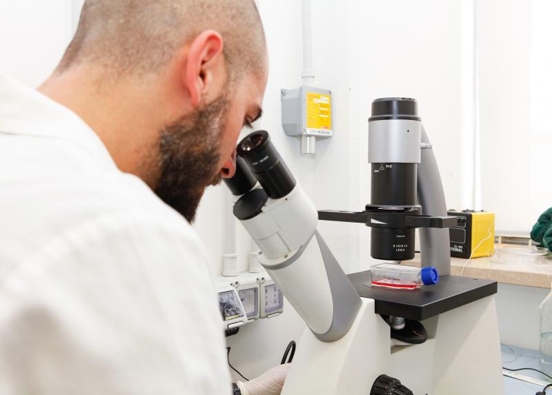 Ricercatore in laboratorio