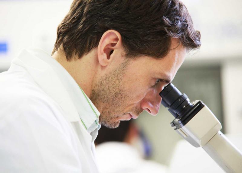 Ricercatore al microscopio