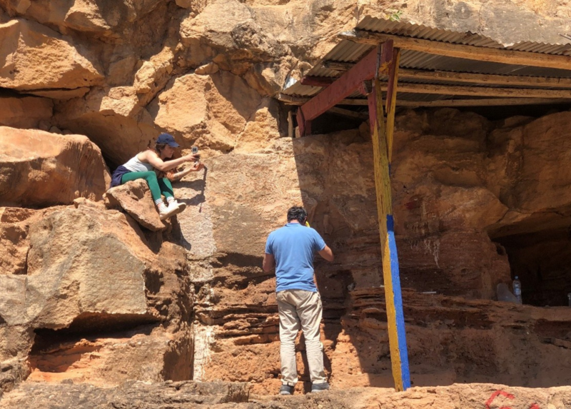 Serena Perini e Giovanni Muttoni durante la fase di campionamento per magnetostratigrafia presso la cava Thomas I. Credit Abderrahim Mohib.