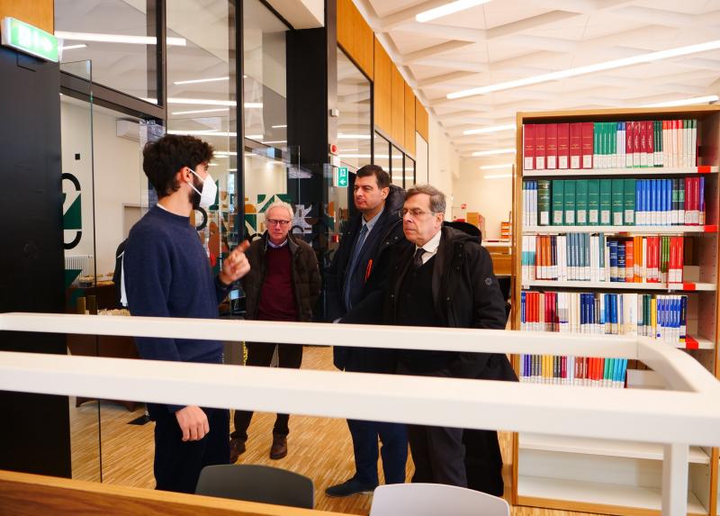 Il rettore Elio Franzini visita la Sala centrale della Biblioteca di Studi giuridici e umanistici