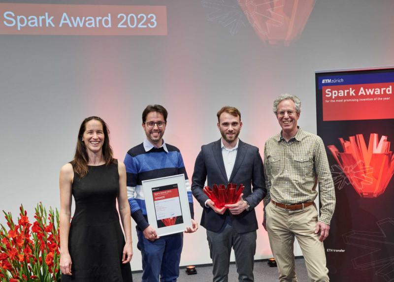 Un momento della cerimonia di premiazione dello Spark Award: la vicepresidente dell'ETH Vanessa Wood con Mirko Magni dell'Università degli Studi di Milano, Marco D’Elia e Walter Caseri del Politecnico di Zurigo - credit foto ETH Zürich / Oliver Bartenschlager