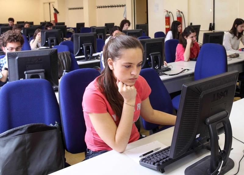 Studentessa al PC